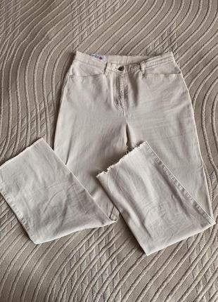 Бежево-молочные укороченные джинсы1 фото