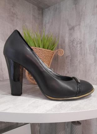 Классические элегантные туфли на высоком устойчивом каблуке3 фото