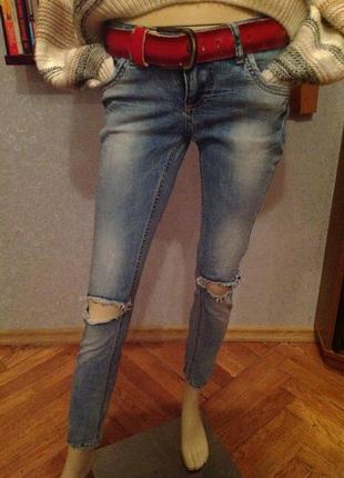 Рвані, завужені джинси c червоним ременем, бренду rel sold, р. 40-42