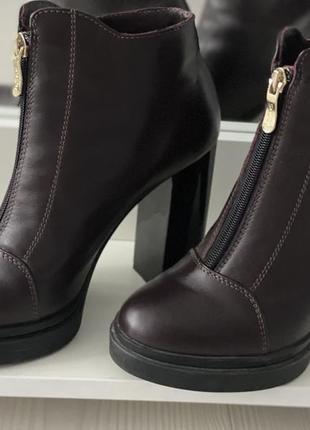 Кожаные ботинки на устойчивом каблуке