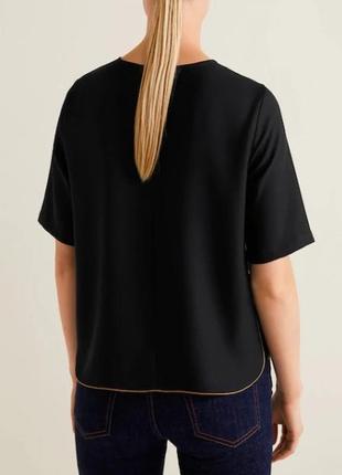Блузка, футболка с контрастной золотистой отделкой3 фото