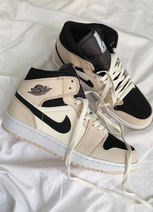 Женские стильные весенние кроссовки nike air jordan 1 beige/black6 фото