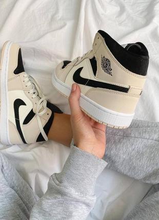 Женские стильные весенние кроссовки nike air jordan 1 beige/black3 фото