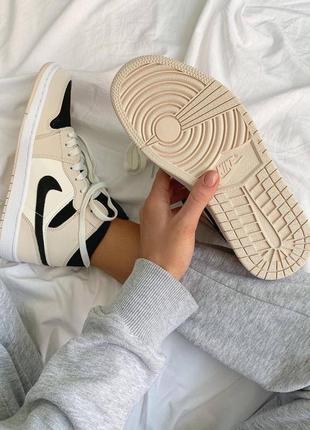 Женские стильные весенние кроссовки nike air jordan 1 beige/black5 фото