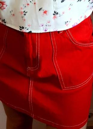 Джинсовая красная юбка с белой отстрочкой3 фото