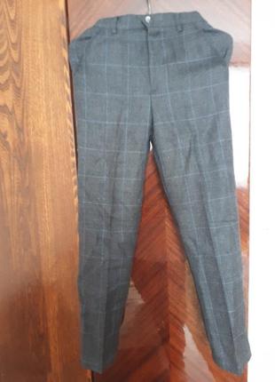 Штани на дівчину