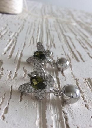 Сріблясті сережки метелики з зеленим фианитом і сріблястою підвіскою кулька