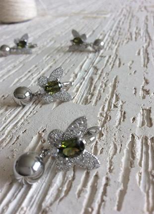 Серебристые серьги бабочки с зеленым фианитом и серебристой подвеской шарик6 фото