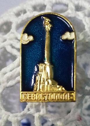 Винтажная брошь-значок (ссср)с символом севастополя-памятника затопленным кораблям