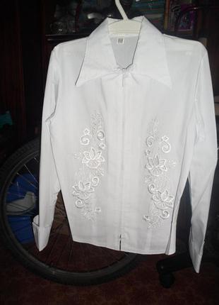 Продам белую блузку с вышивкой для школы