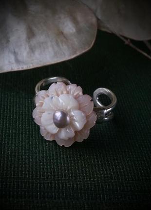 Серебряное кольцо с перламутром и жемчугом цветок универсальный размер2 фото