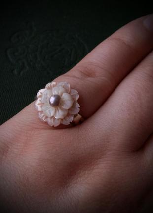 Серебряное кольцо с перламутром и жемчугом цветок универсальный размер