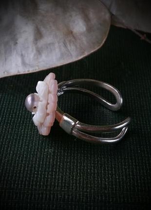 Серебряное кольцо с перламутром и жемчугом цветок универсальный размер3 фото