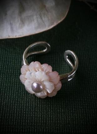 Серебряное кольцо с перламутром и жемчугом цветок универсальный размер4 фото