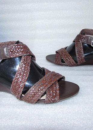 Красиві босоніжки на танкетці натуральна шкіра ~bata ~ нові р 38