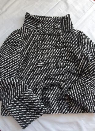 Курточка тканевая полупальто чорно-белая монохромная короткая2 фото