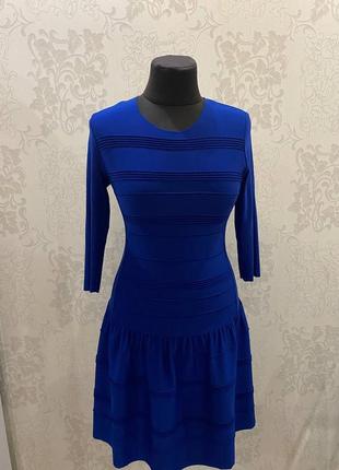 Яркое трикотажное платье цвета "электрик".