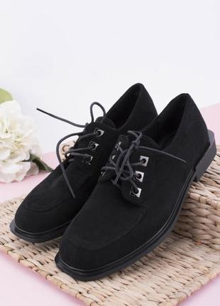 Стильные черные замшевые туфли закрытые на шнурках низкий ход