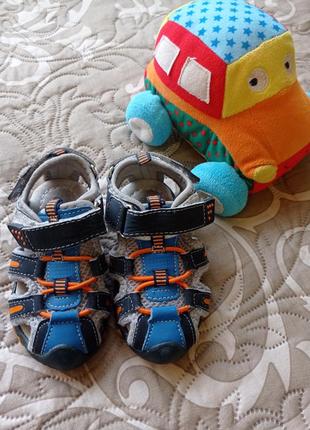 Босоніжки, сандалі