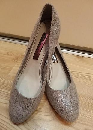 Нарядные туфли европейского бренда р.40