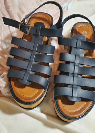 Масивні босоніжки на платформі від foreverfolie