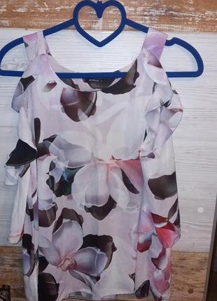 Блуза квіти сакура з відкритими плечима ніжний колір