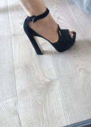 Шикарні босоніжки