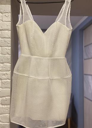 Сукня білого кольору