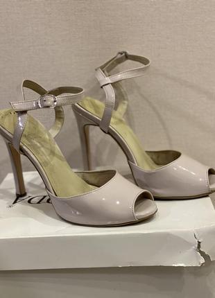 Босоножки лаковые