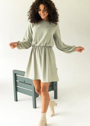 Стильное однотонное  платье с резинкой на талии4 фото