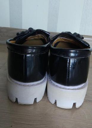 Классные туфли лоферы из черногй эко кожи под лак на толстой тракторной белой подошве4 фото