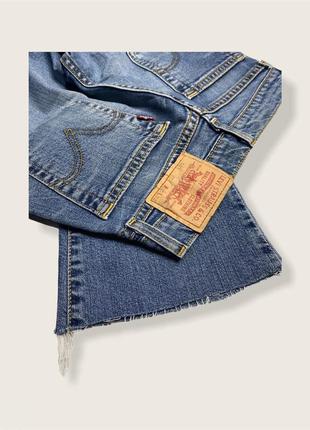 Джинсы levis укорочённые , легкий клёш. с бахромой3 фото