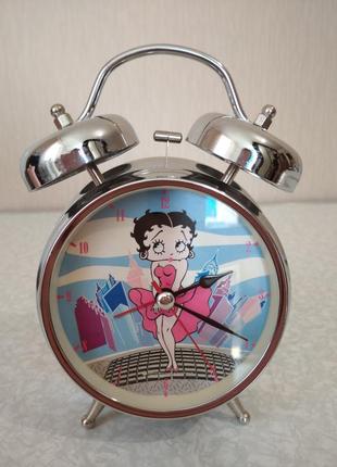 Оригинальные часы-будильник для девочки