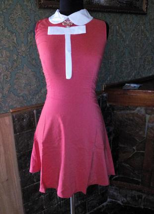 Кораловое платье с пышной юбкой и воротником