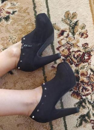 Каблуки с шипами