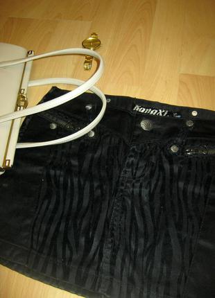 Чорна спідниця з дуже гарним принтом