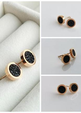 Замечательные серьги пусеты с вставкой черные кристаллы.