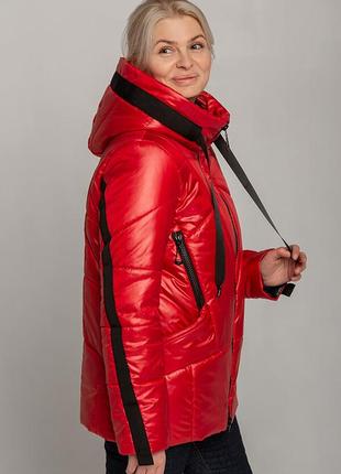 Жіноча демісезонна куртка  з контрасною обробкою