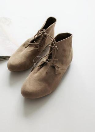 Красивые песочные ботиночки на шнуровке