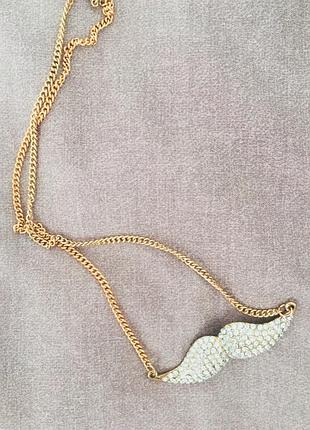 Трендовое украшение на шею усы