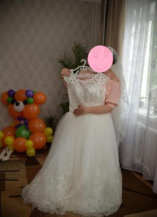 Весільну сукню, відкрита спинка, мереживний верх, вишивка