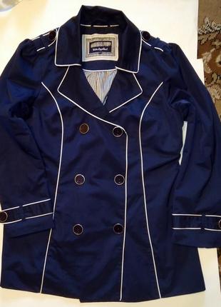 Стильный синий  плащ