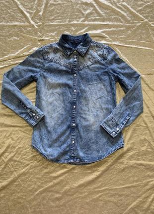 Стильная джинсовая рубашка варенка denim&co на 10-11 лет плечи в стразах2 фото