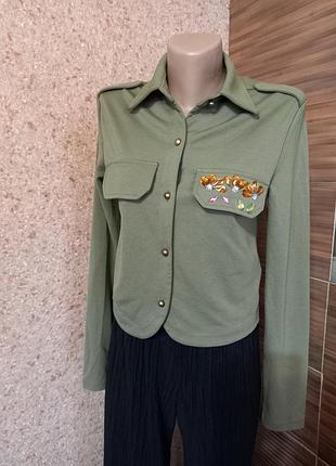 Укороченная рубашка из вискозы.