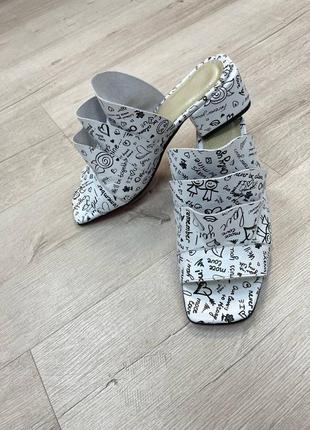 Шкіряні шльопанці