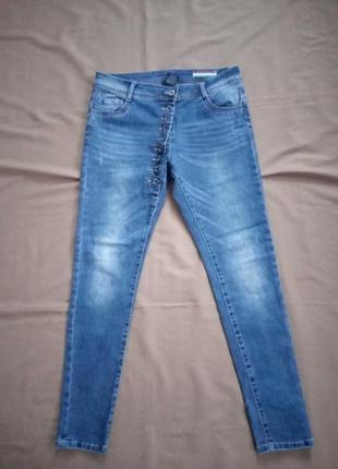 Стильные стрейчевые зауженные джинсы с потертостями и на пуговицах1 фото