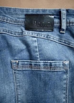Стильные стрейчевые зауженные джинсы с потертостями и на пуговицах4 фото
