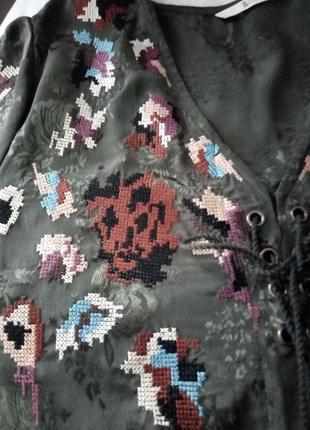 Стильная блуза хаки с яркой вышивкой крестиком  №4bp8 фото