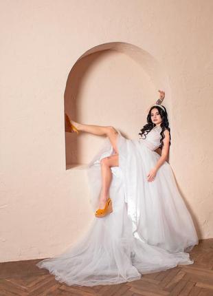Шикарное свадебное платье в стиле бохо со шлейфом6 фото