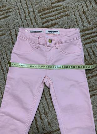 Рожеві скінні на худеньку дівчину